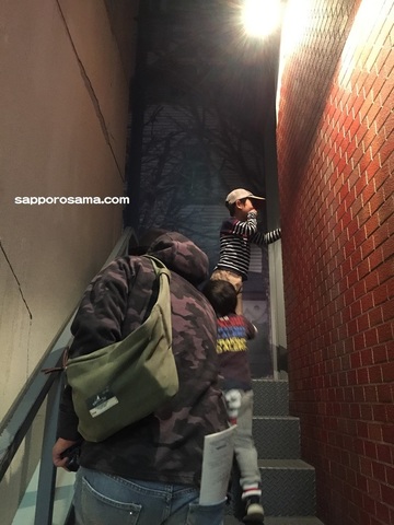 札幌市民防災センター煙避難体験コーナー入口.jpg