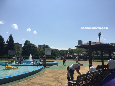 農試公園ちゃぷちゃぷ広場で水遊びベンチもあり。.png